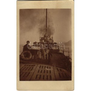 1918 Krk, SMS Lika osztrák-magyar Tátra-osztályú romboló matrózai a tat fegyverrel / K.u.K. Kriegsmarine ...