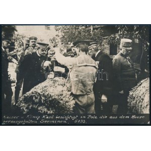 cca 1916-1918 IV. Károly osztrák császár, magyar király a tengerből kiemelt ellenséges aknákat tekint meg Pólában...