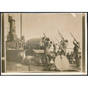 cca 1914-1918 A legénység ellenséges repülőgépre tüzel az Osztrák-Magyar Cs. és Kir. Dunaflottilla (K. u. k...