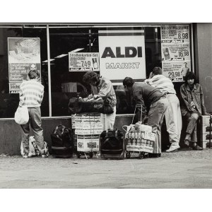 Slawomir Sierzputowski, People in front of the store