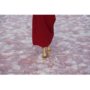 Marek STRASZESKI (1967), Kobieta w czerwieni nad jeziorem Marloo, z cyklu: Pozostałości Iranu; 2019/2023