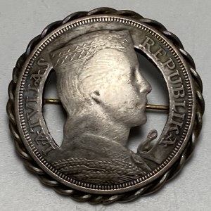 Lotyšsko, stříbrná brož z mince 5 lats 1931, před rokem 1939