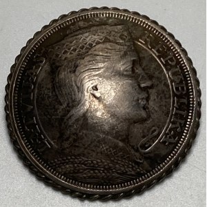Lotyšsko, stříbrná brož z mince 5 lats 1931, před rokem 1939