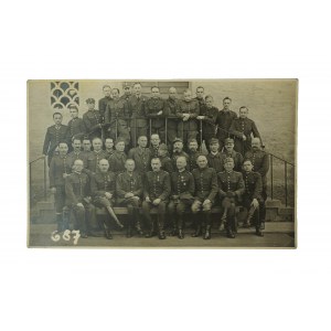 Oflag VII Ein Murnauer Gruppenfoto polnischer Offiziere mit Beschreibung auf der Rückseite [Namen und Dienstgrade] und dem Stempel der Lagerkommandantur Murnau, [BS].