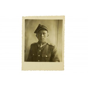 Kapral LWP z odznaką grunwaldzką na mundurze [wczesny PRL], f. 55x73mm