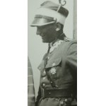 [7 PSK] Lancer des 7. Regiments der berittenen Schützen, hervorstehender Degen mit Riemen an der Seite, Regimentsabzeichen
