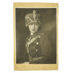 Dziewczyna w carskim mundurze [mundur brata], ładna fotografia [przed 1918r.]