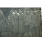 Soldaten der Polnischen Legion vor einem Gebäude mit dem Schild FRYZJER, einer der jüngsten Legionäre in den Reihen, 1918/1919.