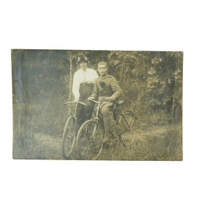 II RP żołnierz z panną na rowerach