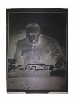 Fotografia Marszałka Józefa Piłsudskiego układającego pasjansa, SZKLANY NEGATYW [przed 1935r.]