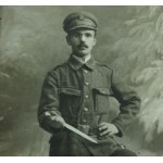 Fotografia inscenizowana, żołnierz Legionów Polskich, stempel fotografa J. Jackowski i S-ka, Kalisz