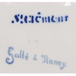 Emile Galle (1846 Nancy - 1904 Nancy), Váza s erbom a dva taniere s monogramom Stanislasa Leszczynského, 2. polovica 19. storočia.