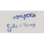 Emile Galle (1846 Nancy - 1904 Nancy), Váza s erbem a dvěma talíři s monogramem Stanislase Leszczynského, 2. polovina 19. století.