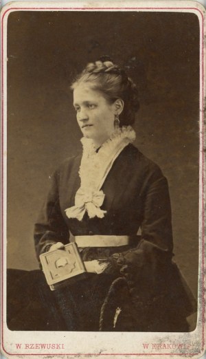 Donna con un libro. Cracovia, foto di Rzewuski, 1868 circa.