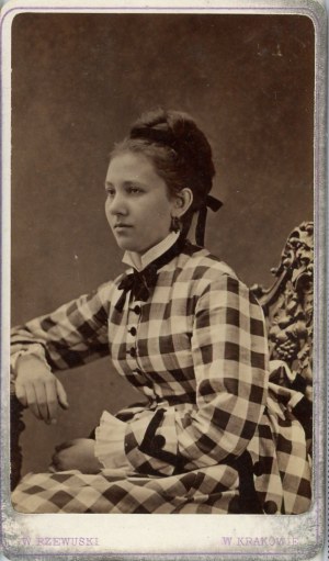 Žena v károvaných šatách, Krakov, foto: Rzewuski, okolo roku 1870.