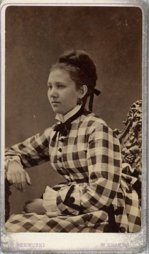 Žena v kostkovaných šatech, Krakov, foto Rzewuski, kolem roku 1870.