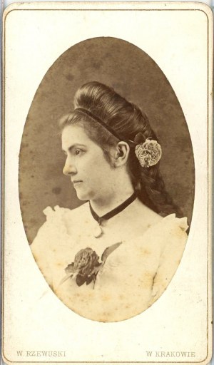 Donna con medaglione, Cracovia, foto di Rzewuski, 1868 circa.