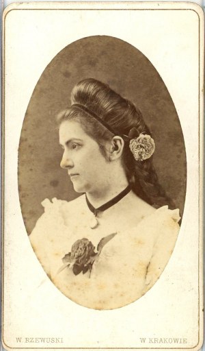 Woman with medallion, Cracow, photo by Rzewuski, ca. 1868.