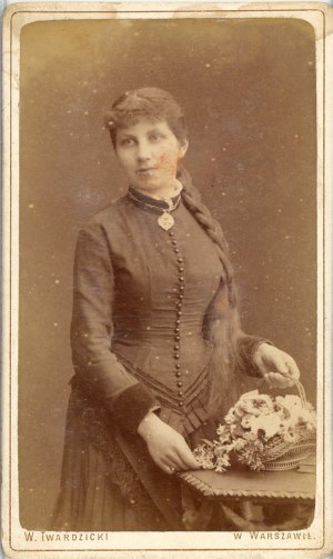 Woman with medallion, Warsaw, photo by Twardzicki, 1885.