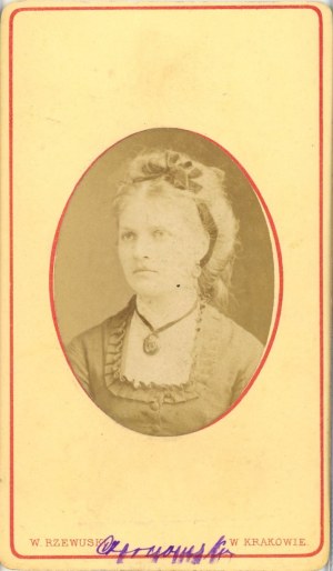 Woman with medallion, Cracow, photo by Rzewuski, ca. 1868.