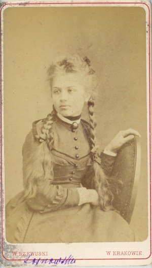 Frau mit einer Brosche, Krakau, Foto von Rzewuski, um 1868.