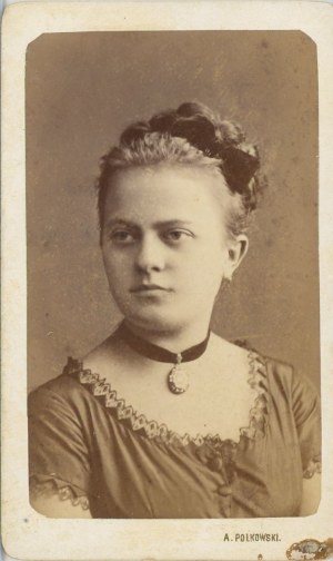 Woman with brooch, Tarnów, photo by Polkowski, ca. 1870.