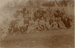 Grupa oficerów w terenie, ok. 1915.