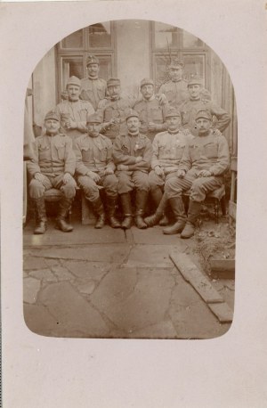 Gruppo di ufficiali e soldati davanti all'edificio, 1915 ca.