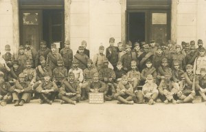 PRVÁ SVETOVÁ VOJNA] Skupina rakúskych vojakov, 1917