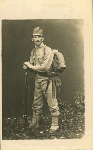 Österreichischer Soldat in voller Montur, bis 1918.