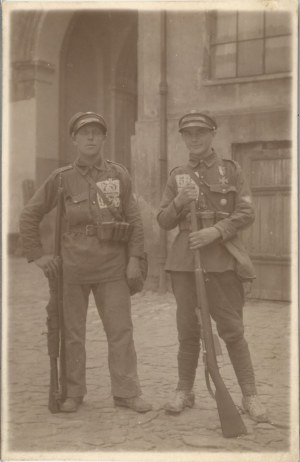 II RP] Szeregowi Związku Strzeleckiego, odznaki za oswobodzenie Krakowa, ok. 1920