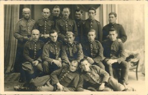 ZWEITER WELTKRIEG] Stypulski Czeslaw und andere im Lager, Jehnice, um 1940.