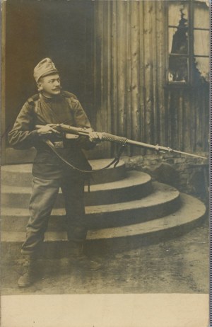 I WŚ] Żołnierz armii austriackiej z karabinem, 1914