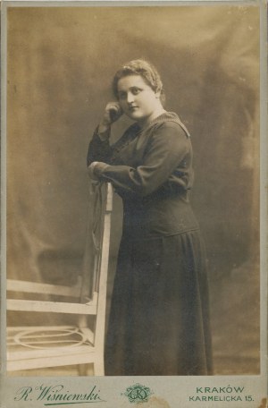 Woman, Krakow, photo by Wisniewski, ca. 1900.