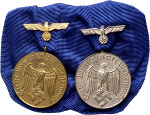 Německo, dvě medaile: Za dlouhou službu ve Wehrmachtu 4 a 12 let.
