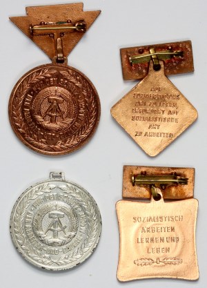 Germania, DDR, set di 4 distintivi e medaglie