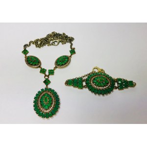 Jewelry set with emeralds