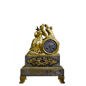 Grazioso orologio in Bronzo e metallo dorato della seconda metà del 1800, di gusto neoclassico, con elegante figura femminile
