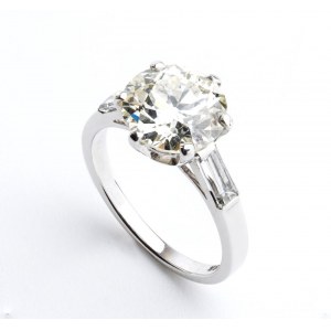 Gold ring with diamonds