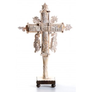Une croix d'autel en os sculptée à la manière de la croix de Rafail