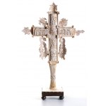 Kościany krzyż ołtarzowy wyrzeźbiony na wzór krzyża Rafaila