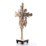 Une croix d'autel en os sculptée à la manière de la croix de Rafail