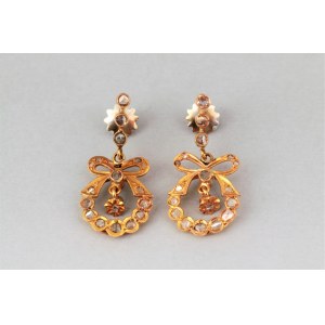Boucles d'oreilles pendantes avec diamants, début du 20e siècle.