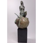 Robert Dyrcz, Eva auf einem Apfel (Bronze, Höhe 36 cm)