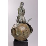 Robert Dyrcz, Eva auf einem Apfel (Bronze, Höhe 36 cm)