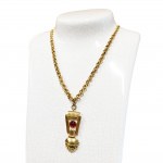 Collier à œillets rouges