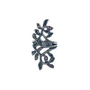 Large ring with leaf motif