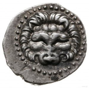 drachma, 205-129 pne; Aw: Głowa lwa na wprost w obwódce...