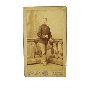 Kartonová fotografie z ateliéru Avita Szuberta [1837-1919] v Krakově a Szczawnici, [KI].