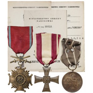 Zestaw po żołnierzu: Krzyż Walecznych, Zasługi i Medal Wojska